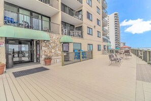 On the resort level of Horizon East, enjoy access to the oceanfront pool, a relaxing indoor pool, and a hot tub. With direct beach access just steps away, you can easily transition from a refreshing swim to the sandy shores of Murrells Inlet.