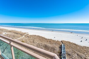 Balcony with Amazing Views of the Ocean