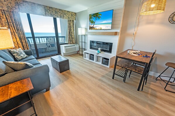 Large Living Area with Views of the Ocean, Beautifully Decorated