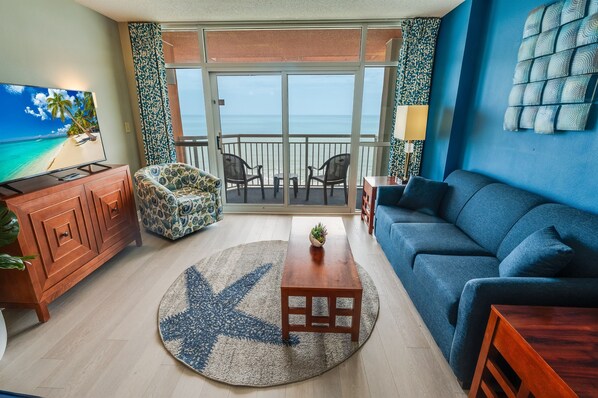 Amazing Living Room with Views of the Ocean 🌊☀️