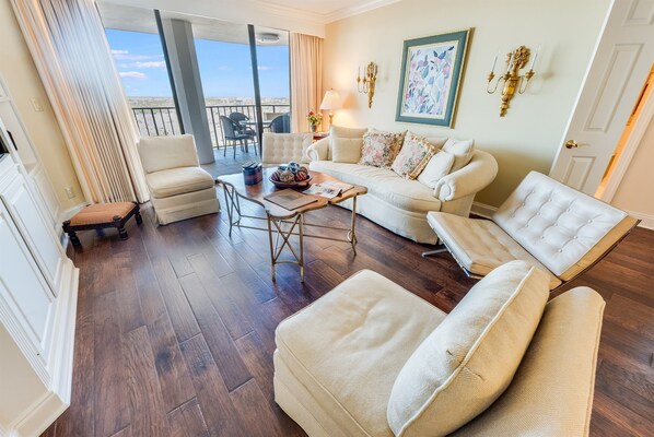 Large Living Area with Amazing Views