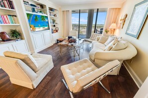 Large Living Area with Amazing Views