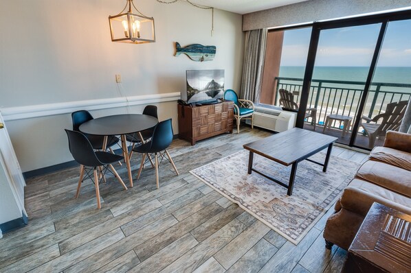 Amazing Living Room with Views of the Ocean 🌊☀️