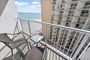 Balcony with Amazing Views of the Ocean