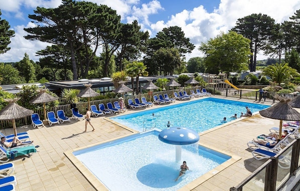 Piscine extérieure ouverte de mi mai à mi septembre.