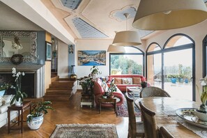 Living Room, Main