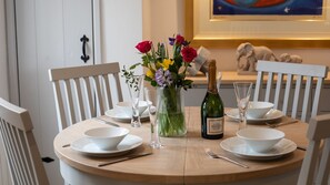 Enjoy delicious dinners around the dining table