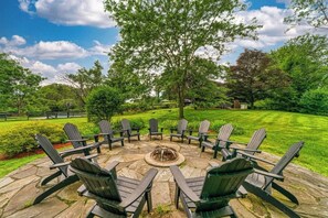 Fire pit, ideal for gathering large groups outdoors