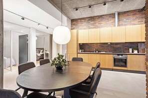 6 comfortable dining seats