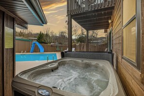 Black Bear Splash's bubbling hot tub