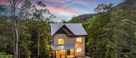 2025 Luxe cabin- 5 bedroom, 6 bathroom, Pool, Theatre, Jacuzzi/HotTub, Gameroom, VIEWS
