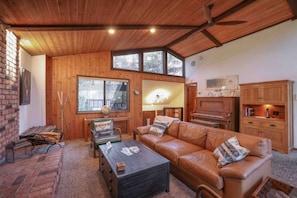 The cabin has a comfy living room with a HDTV, Forrest views, and deck access. (fireplace not currently functioning)