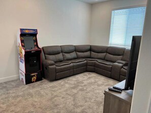 upstairs loft, with 14 option arcade games