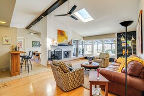 Living Room | Free WiFi | Smart TV | Gas Fireplace | Central A/C