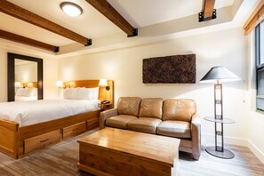 Studio Style Queen suite - sleeps 4