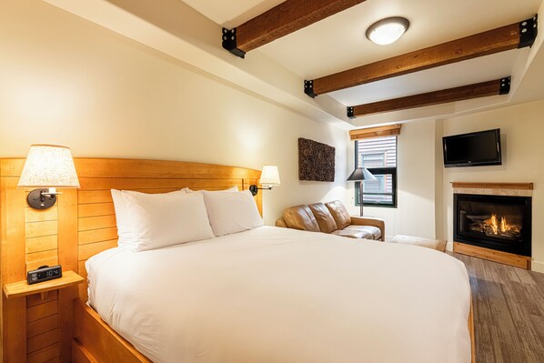 Newpark Hotel Queen Suite B- with Mini-Fridge, Gas Fireplace, Queen sofa sleeper, TV, & access to Hotel Amenities!