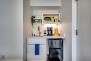 Charming kitchenette with vibrant accents—perfect for a stylish stay!