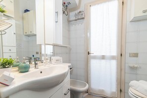 Badezimmer mit Dusche