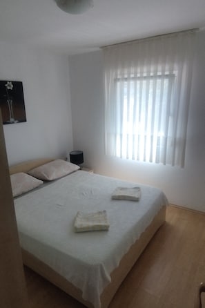 Schlafzimmer 1