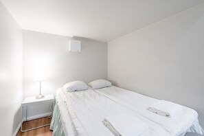 Main bed (140cm wide)