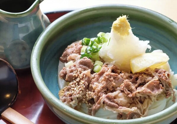 This is one of the udon dishes on the menu at Shiogama-ya, a famous Sanuki udon restaurant. How about having it for dinner?