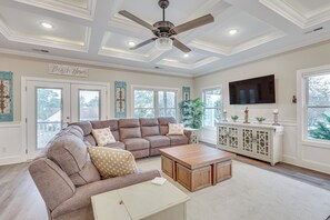 Living Room | Smart TV | Free WiFi | Central Heat & A/C