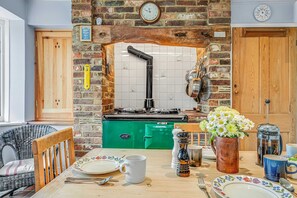 With a choice of an aga or a gas hob, you are spoilt for choice of where to cook.