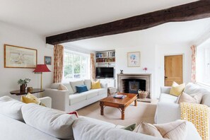 Spacious and inviting, the lounge features comfortable sofas and a warm, homely atmosphere for your group to enjoy.