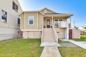 Exterior | Driveway (2 Vehicles) | Free Street Parking (2 Vehicles)