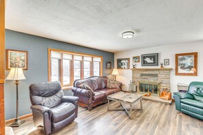 Living Room | Free WiFi | TV | Main Level