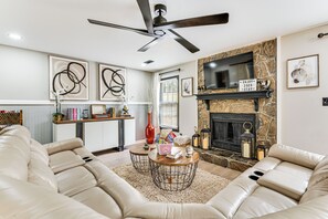 Living Room | Free WiFi | Smart TV | Central A/C | Fireplace