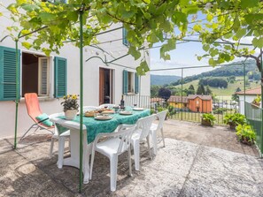 Pflanze, Tabelle, Gebäude, Eigentum, Möbel, Fenster, Stuhl, Tisch Im Freien, Baum, Gartenmöbel