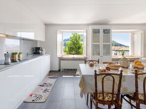 Comptoir, Cabinetry, Meubles, Fenêtre, Evier, Bois, Cuisine, Plante D'Appartement, Bâtiment, Cuisinière