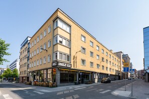 The apartment is located right next to the main street ("Hämeenkatu") of Tampere. All of the services of downtown are right around the corner.