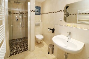 Bad mit Dusche und WC
