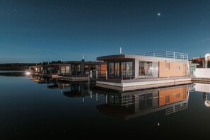 Stugans exteriör [sommar]