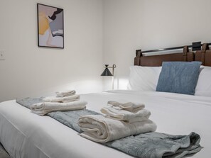 Unit 1: Bedroom 1 - Queen Bed