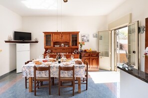 Autumn, Dining Room, Kitchen, Living Room, Spring, Summer