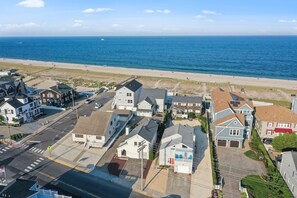 This guest enjoyed plenty of space and convenience: “Lots of room to relax, a well-equipped kitchen, access to the beach, and within easy walking distance to the boardwalk (which we walked every morning we were there).”