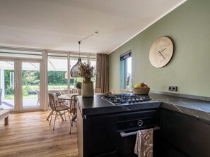 Möbel, Holz, Interior Design, Flooring, Küche, Countertop, Decke, Zuhause, Fussboden, Beleuchtung