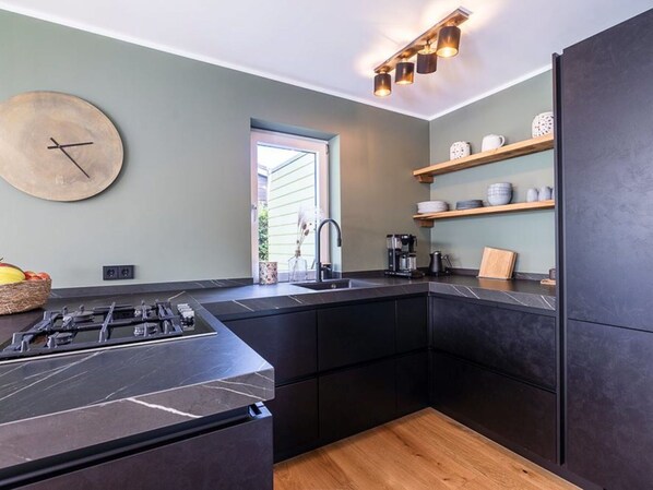 Küche, Countertop, Interior Design, Holz, Cabinetry, Flooring, Küchengerät, Möbel, Beleuchtung, Zuhause