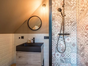 Armatur, Flooring, Badezimmer, Interior Design, Fussboden, Zapfhahn, Installation, Bad Sink, Sinken, Fliese