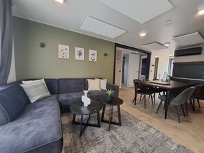 Möbel, Interior Design, Flooring, Fussboden, Couch, Decke, Holz, Zimmer, Wohnzimmer, Tabelle
