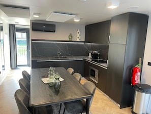 Meubles, Design Intérieur, Sol, Comptoir, Cuisine, Sol, Bois, Plafond, Éclairage, Cabinetry