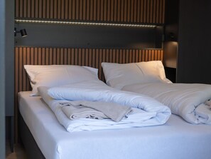 Schlafzimmer, Bett, Bedding, Interior Design, Bettdecke, Bettrahmen, Linens, Möbel, Zimmer, Dekokissen