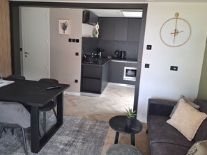 Interior Design, Möbel, Flooring, Fussboden, Wohnung, Zimmer, Wohnzimmer, Stuhl, Decke, Couch