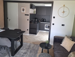 Interior Design, Möbel, Flooring, Fussboden, Wohnung, Zimmer, Wohnzimmer, Stuhl, Decke, Couch