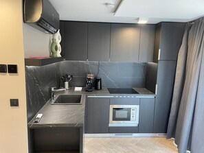 Küche, Küchengerät, Countertop, Major Appliance, Flooring, Interior Design, Fussboden, Herd, Möbel, Haushaltsgerät