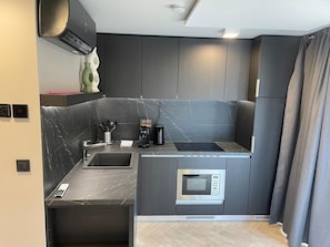 Küche, Küchengerät, Countertop, Major Appliance, Flooring, Interior Design, Fussboden, Herd, Möbel, Haushaltsgerät