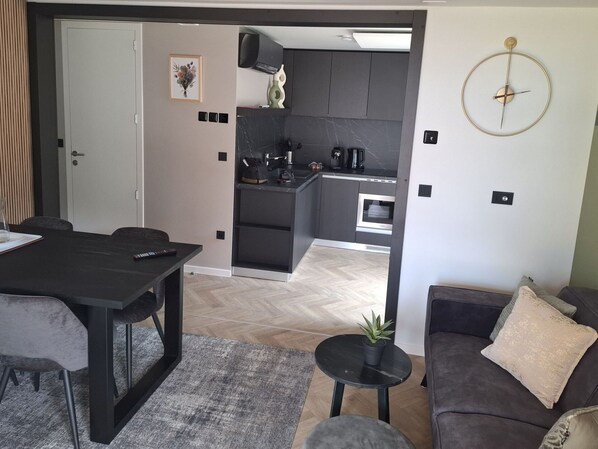 Interior Design, Möbel, Flooring, Fussboden, Wohnung, Zimmer, Wohnzimmer, Stuhl, Decke, Couch